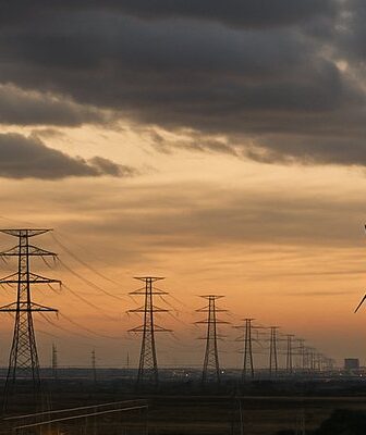 Gráfico que muestra las tendencias globales en noticias sobre energia y transición energética en un contexto geopolítico