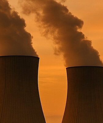 Paneles informativos sobre el diario de la energia y el debate nuclear en una sala de conferencias