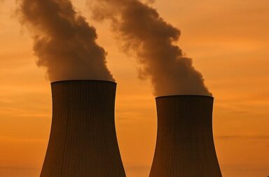 Paneles informativos sobre el diario de la energia y el debate nuclear en una sala de conferencias
