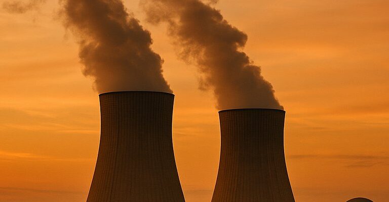 Paneles informativos sobre el diario de la energia y el debate nuclear en una sala de conferencias