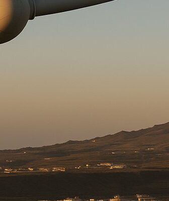 Vista aérea de un parque eólico en Canarias reflejado en el diario de la energia sobre energías renovables