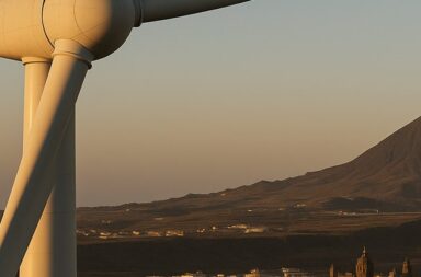 Vista aérea de un parque eólico en Canarias reflejado en el diario de la energia sobre energías renovables