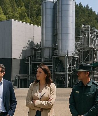 Planta de biomasa en funcionamiento mostrando la importancia en noticias sobre energia y gestión forestal sostenible